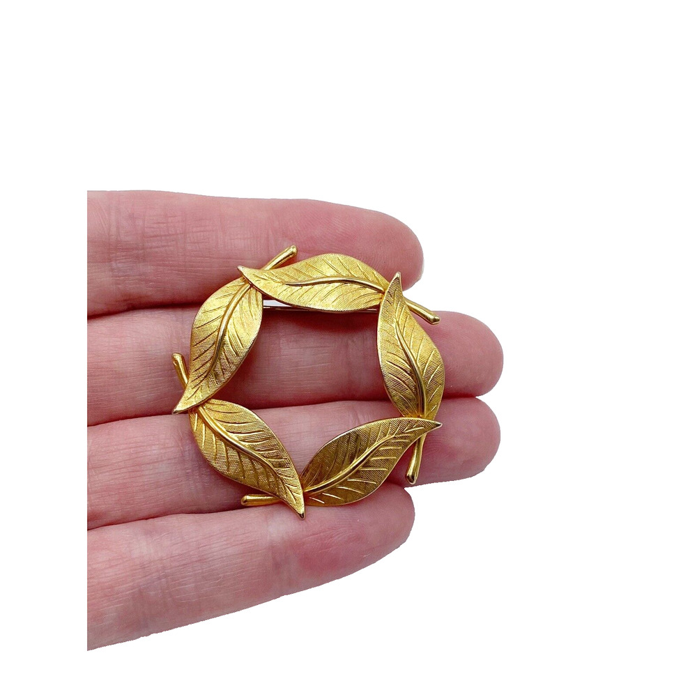 Vintage Gold Tone Textured Leaf Brooch Pin Circle Wreath Dimensional Classic